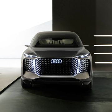 Die große, digitale Lichtfläche an der Front des Audi Urbansphere Concept.