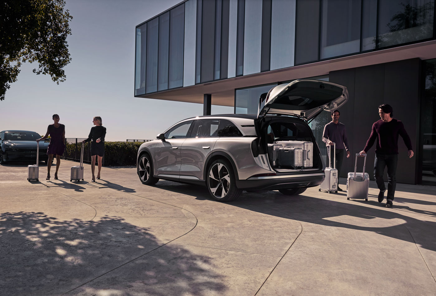 Elektroautomobil – Das Magazin für Elektromobilität  Neuer Lucid Gravity:  Luxuriöses Elektro-SUV mit Sofa im Frunk