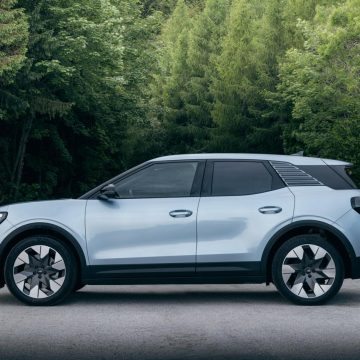 Ford Explorer in Arctic Blue Metallic in der Seitenansicht