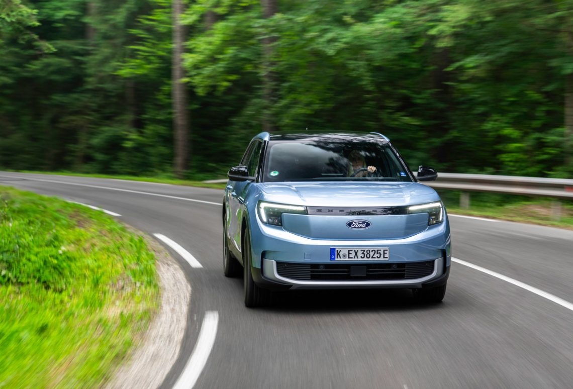 Ford Explorer in Arctic Blue Metallic von vorne bei der Fahrt