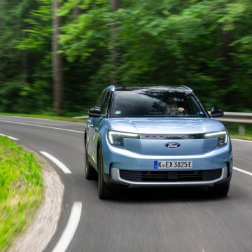 Ford Explorer in Arctic Blue Metallic von vorne bei der Fahrt