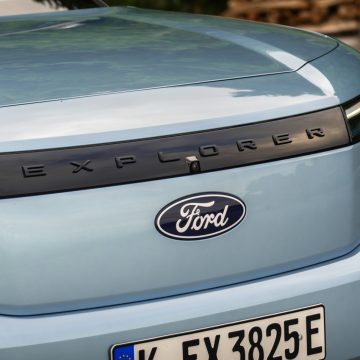 Explorer-Schriftzug an der Front des Ford Explorer