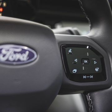 Bedientasten am Lenkrad des Ford Explorer