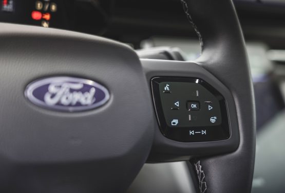 Bedientasten am Lenkrad des Ford Explorer