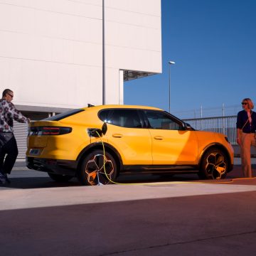 Ford Capri in Vivid Yellow an der Ladestation