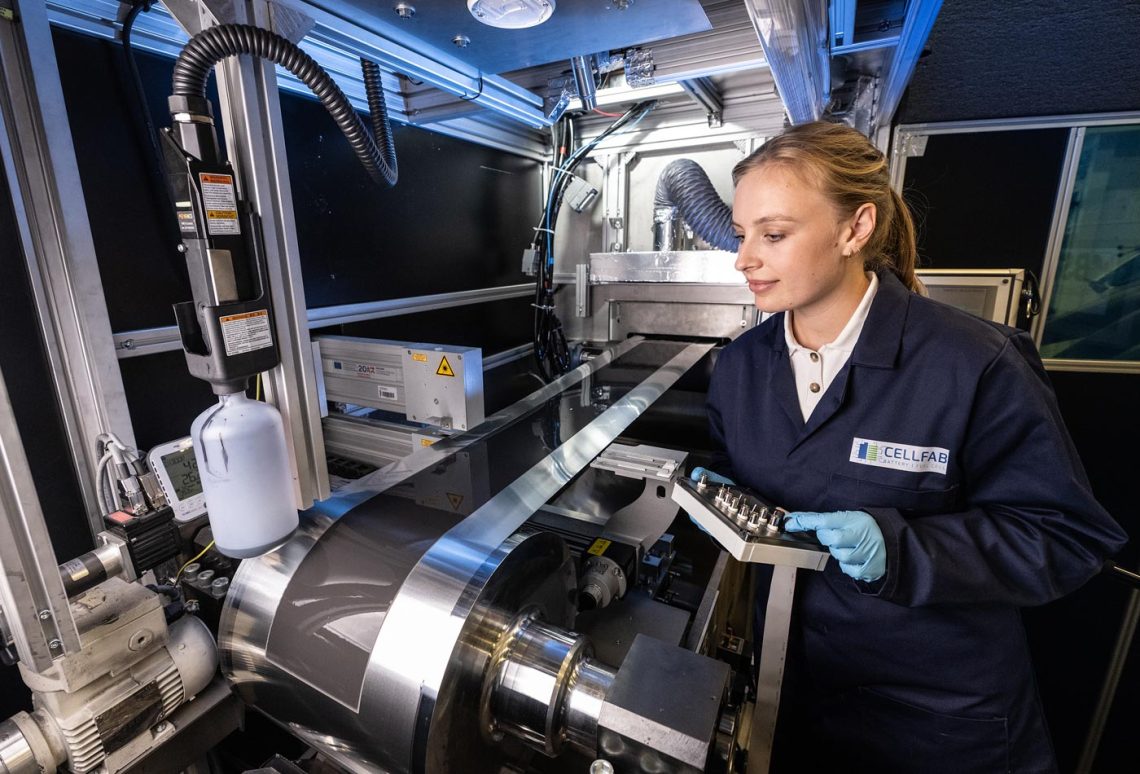 Eine Forscherin an einer Eine Folienbeschichtungsanlage des PEM an der RWTH Aachen